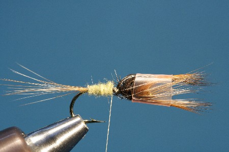 Schieben Sie das R�hrchen �ber die Hechel